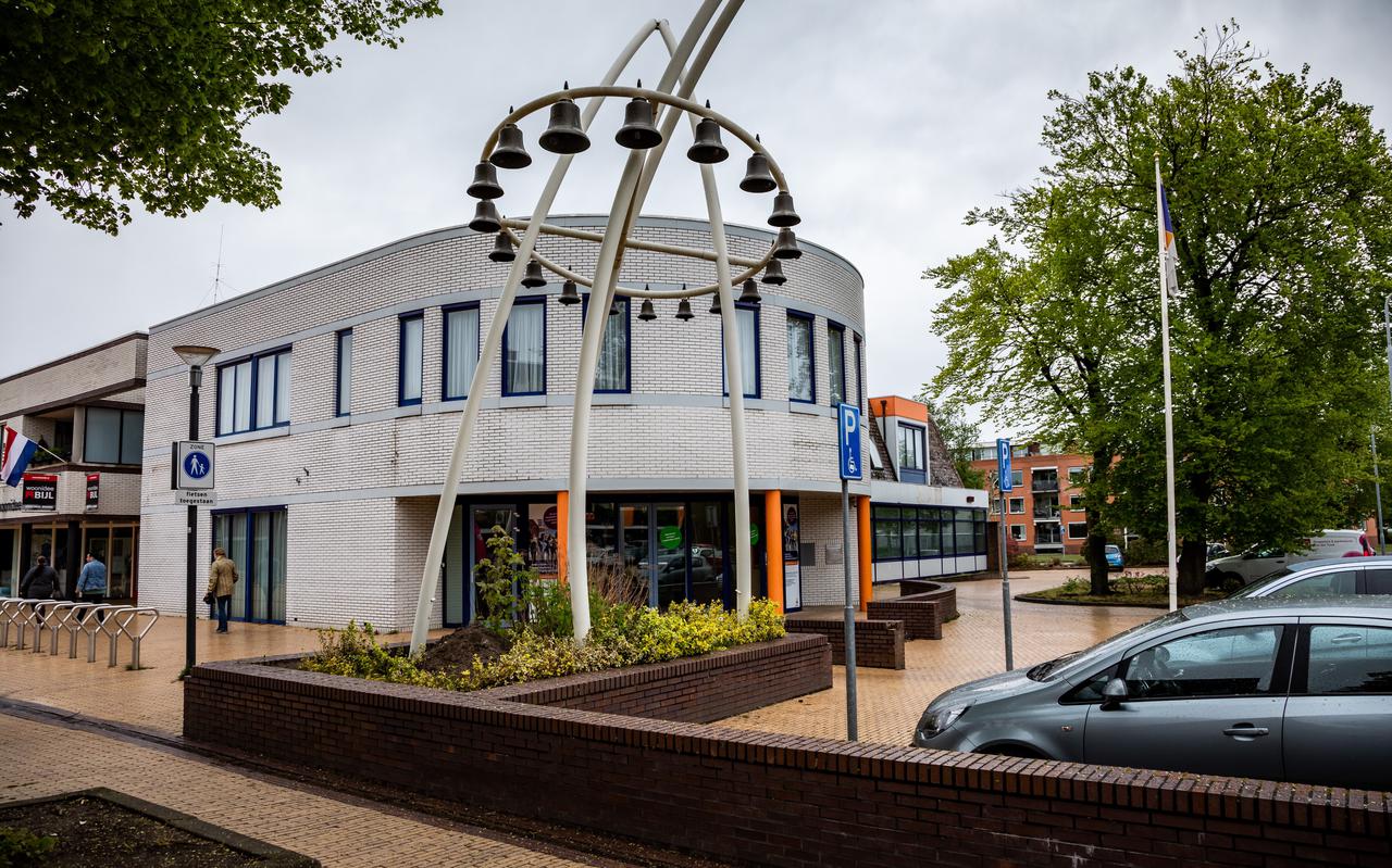 De voormalige Rabobank in Ter Apel doet een dag dienst als werkhuis voor Sinterklaas.