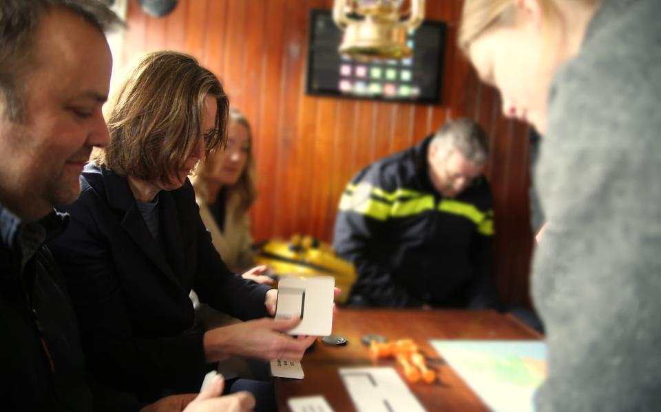 Burgemeester Cora-Yfke Sikkema en Pascal Meinders proberen de codes te kraken.