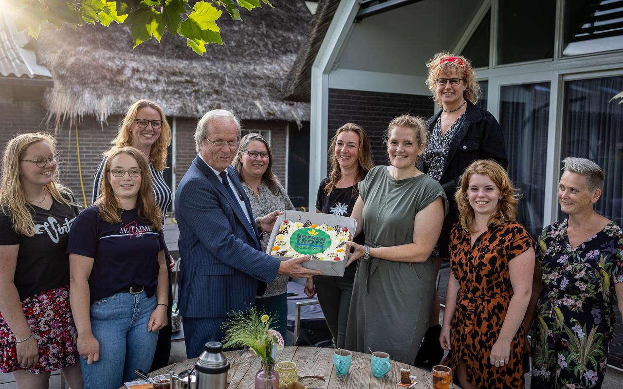 De start van de stichting wordt gevierd met een taart van de burgemeester. Tweede van links staat Sabine Zantinge, rechts naast de burgemeester Nancy Vermeer en hoog bovenin Yvonne Oosterhuis.