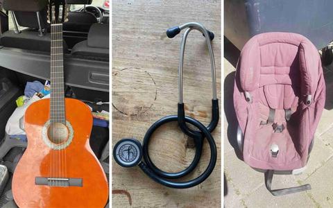 Drie gevonden voorwerpen: een opgedregde gitaar, een stethoscoop en een Maxi-Cosi.