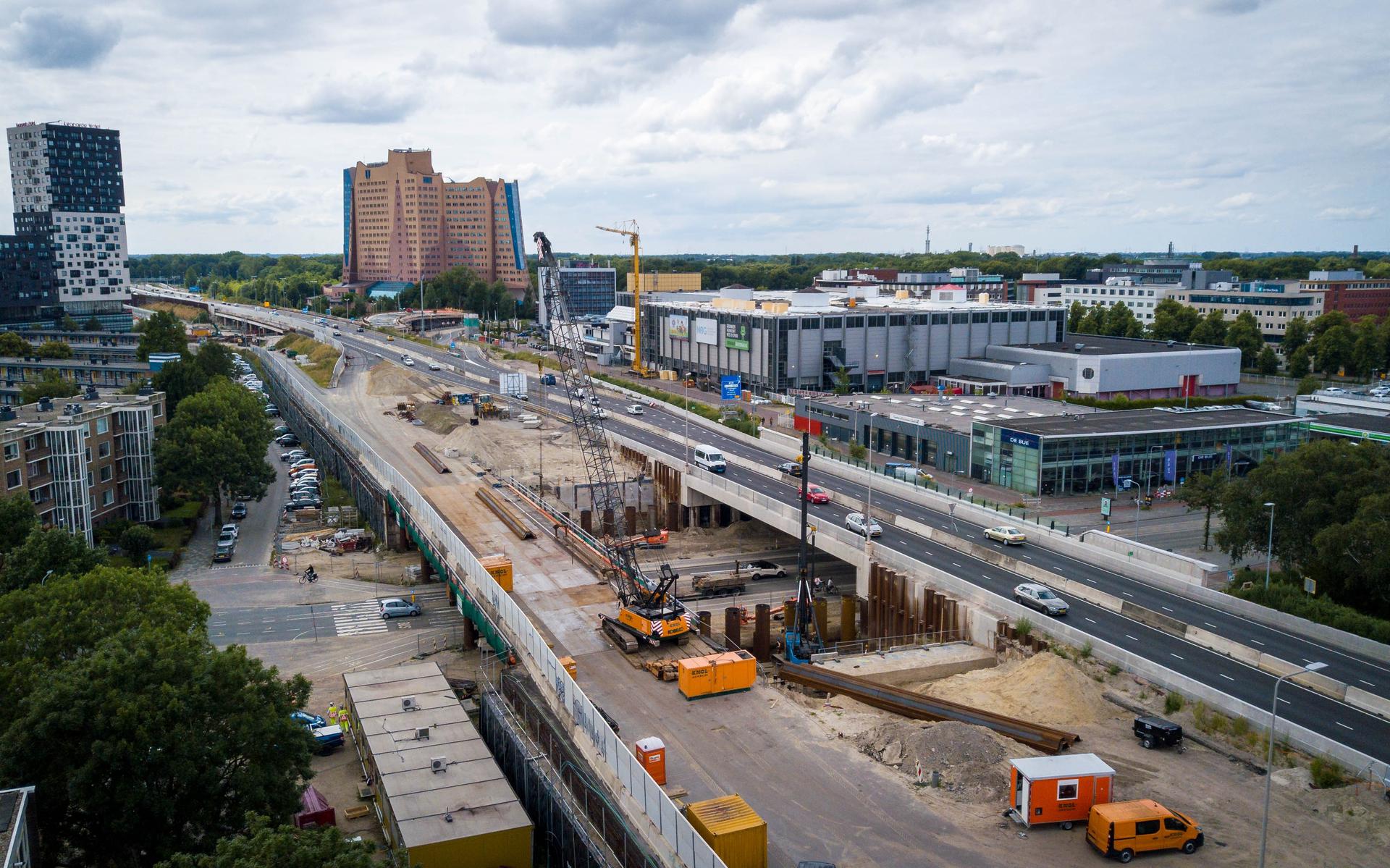 De bouw van het nieuwe viaduct over de Paterswoldseweg in juli 2022. 