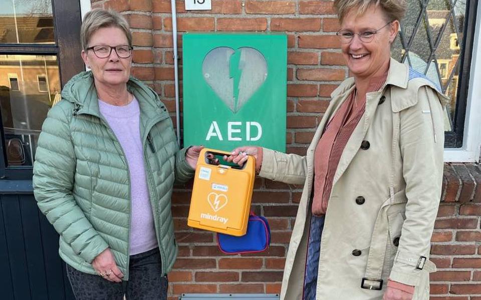 Aaltje de Leeuw (l) en Sienette van het Hof blije bestuursleden van de stichting AED Ruinerwold e.o.
