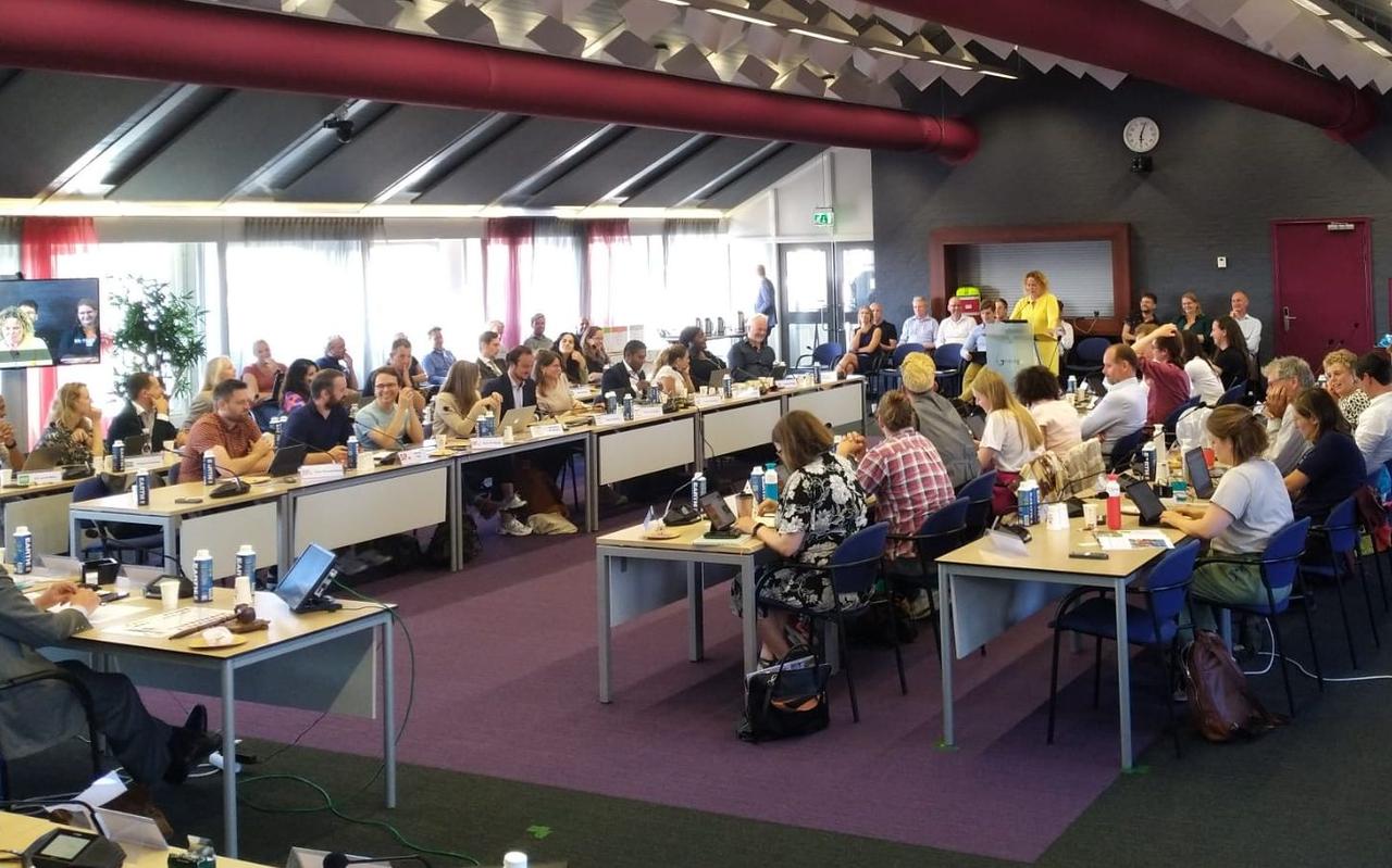 De Groningse gemeenteraad vergaderde vorige week voor het laatst in het provinciehuis. Na het zomerreces keert de raad terug naar de Grote Markt na een twee jaar durende verbouwing van het Stadhuis. De Groningse gemeenteraad vergaderde vorige week voor het laatst in het provinciehuis. Na het zomerreces keert de raad terug naar de Grote Markt na een twee jaar durende verbouwing van het Stadhuis.