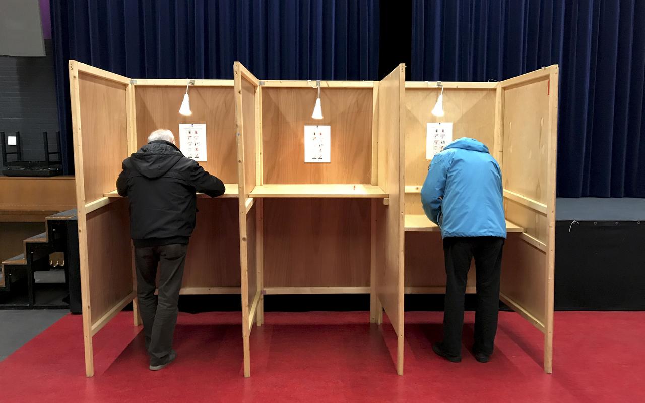 Maart volgend jaar gaan de stembussen open voor de Statenverkiezingen. De Groningse D66-leden kiezen deze maand wie de kar trekt voor hun partij. Maart volgend jaar gaan de stembussen open voor de Statenverkiezingen. De Groningse D66-leden kiezen deze maand wie de kar trekt voor hun partij.
