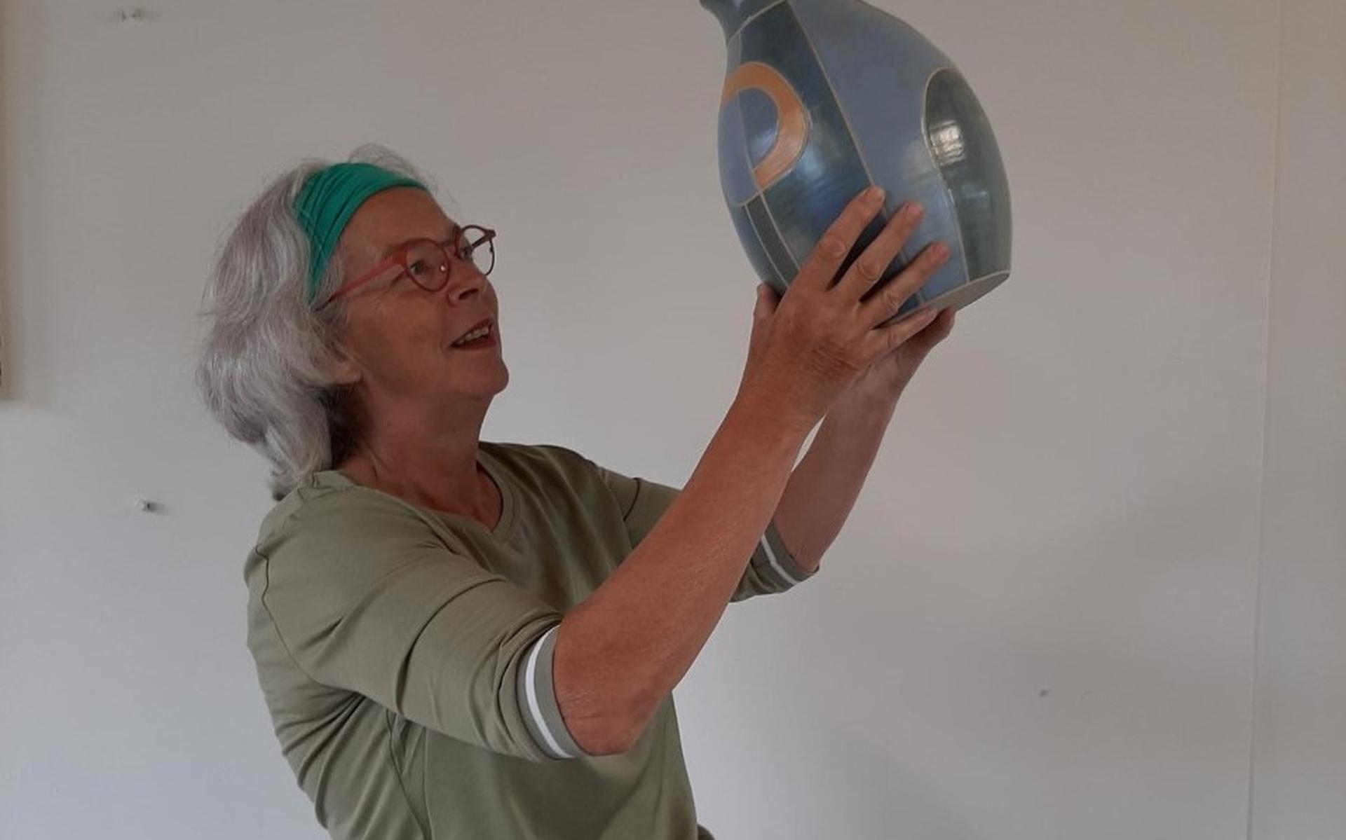 Keramist Helma van de Water speelde vroeger al graag met water en zand. Nu exposeert zij als keramis