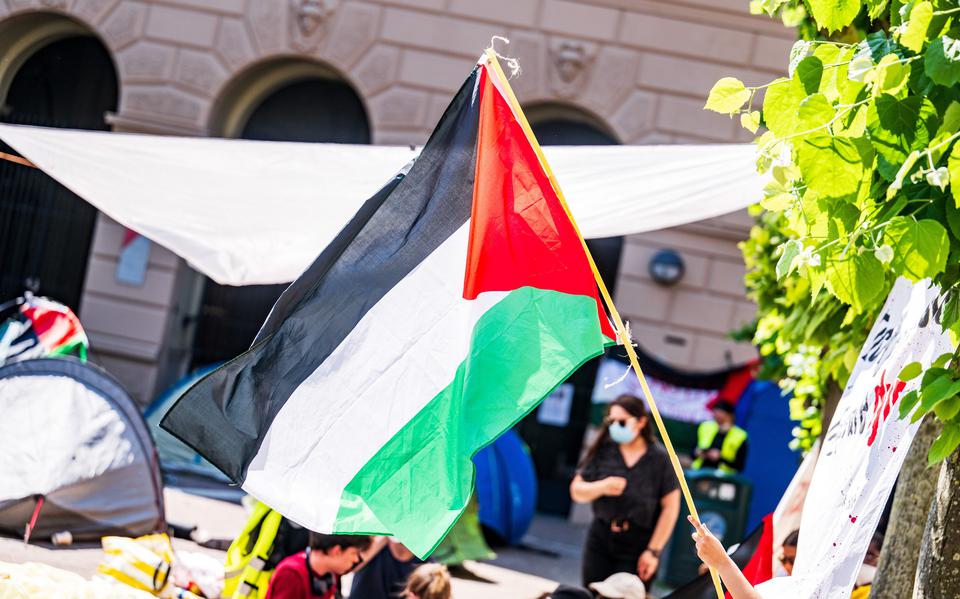 De Palestijnse vlag wappert tijdens een pro-Palestijnse protest bij de RUG. 