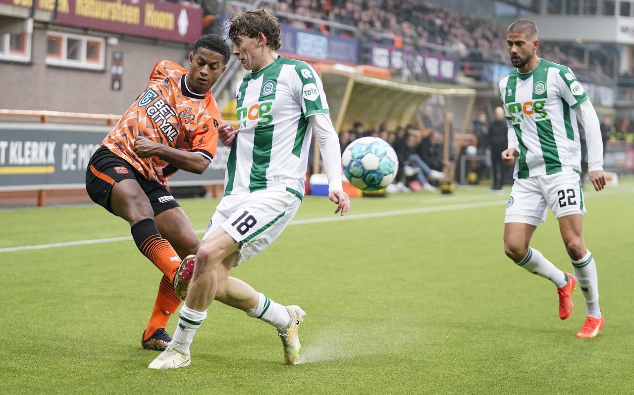 Degradatievoetbal tot schrik van de FC Groningenfans. Brian Plat duelleert namens FC Volendam met Isak Määttä en Ramon Pascal Lundqvist van FC Groningen. Degradatievoetbal tot schrik van de FC Groningenfans. Brian Plat duelleert namens FC Volendam met Isak Määttä en Ramon Pascal Lundqvist van FC Groningen.