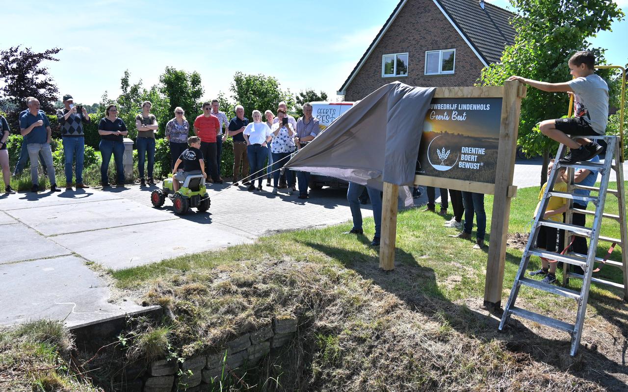 De onthulling van het bord gebeurde met hulp van de drie zoons van Geert Lindehols: Cas, Hugo en Jurre. De onthulling van het bord gebeurde met hulp van de drie zoons van Geert Lindehols: Cas, Hugo en Jurre.