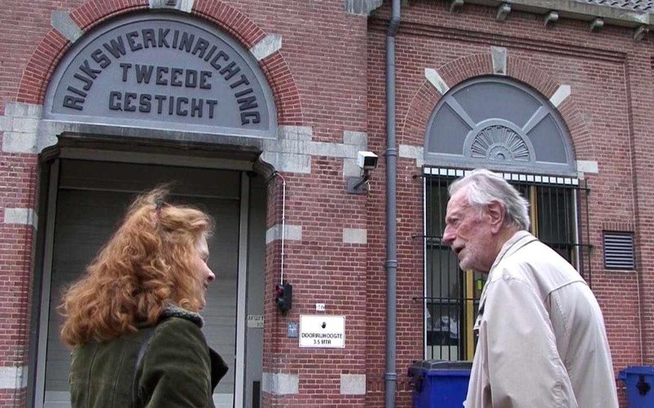 Beeld uit de Beeldlijn-film 'Het gevangenisdorp' van Jaap de Ruig, met links Mariët Meester. Beeld uit de Beeldlijn-film 'Het gevangenisdorp' van Jaap de Ruig, met links Mariët Meester.