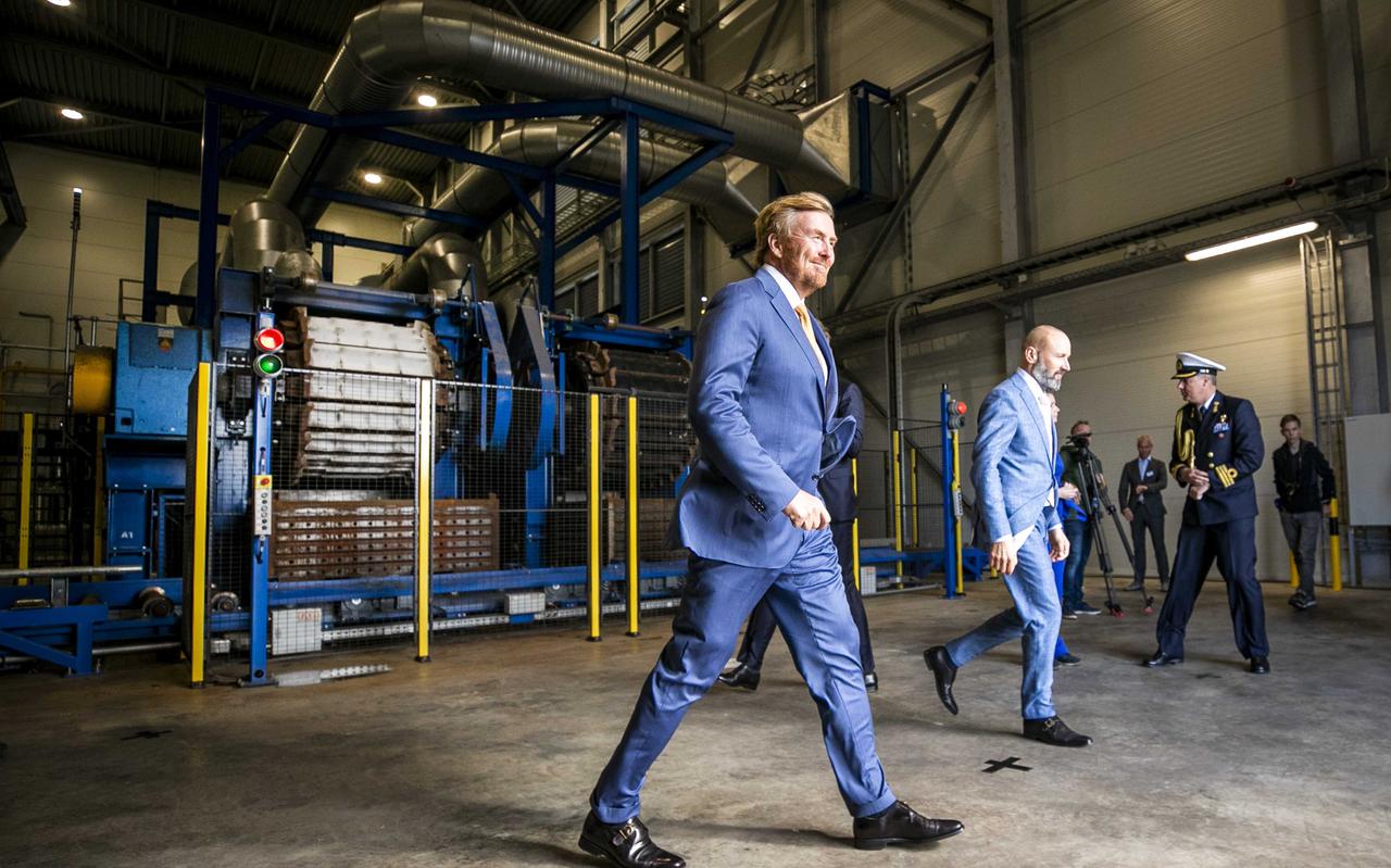 Koning Willem-Alexander krijgt een rondleiding door de eerste recyclingfabriek voor vervuild staal ter wereld, PMC in Delfzijl.