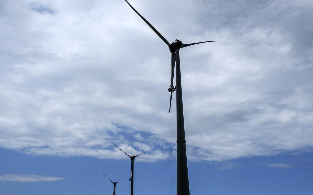 De plannen voor nieuwe windmolens in de westelijke Eemshaven is inzet van een felle strijd tussen concurrerende projectontwikkelaars. De plannen voor nieuwe windmolens in de westelijke Eemshaven is inzet van een felle strijd tussen concurrerende projectontwikkelaars.
