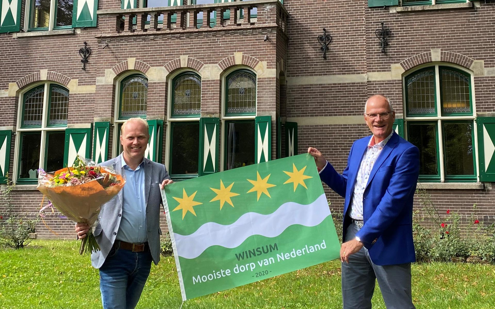 Emme Groot (rechts) overhandigde Harmannus Blok een vlag van Winsum met opdruk.