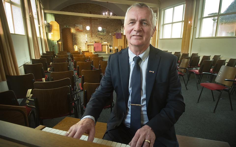 Klaas Bakker, al vanaf zijn twaalfde organist in de vrijzinnig hervormde kerk in Nieuw-Amsterdam.