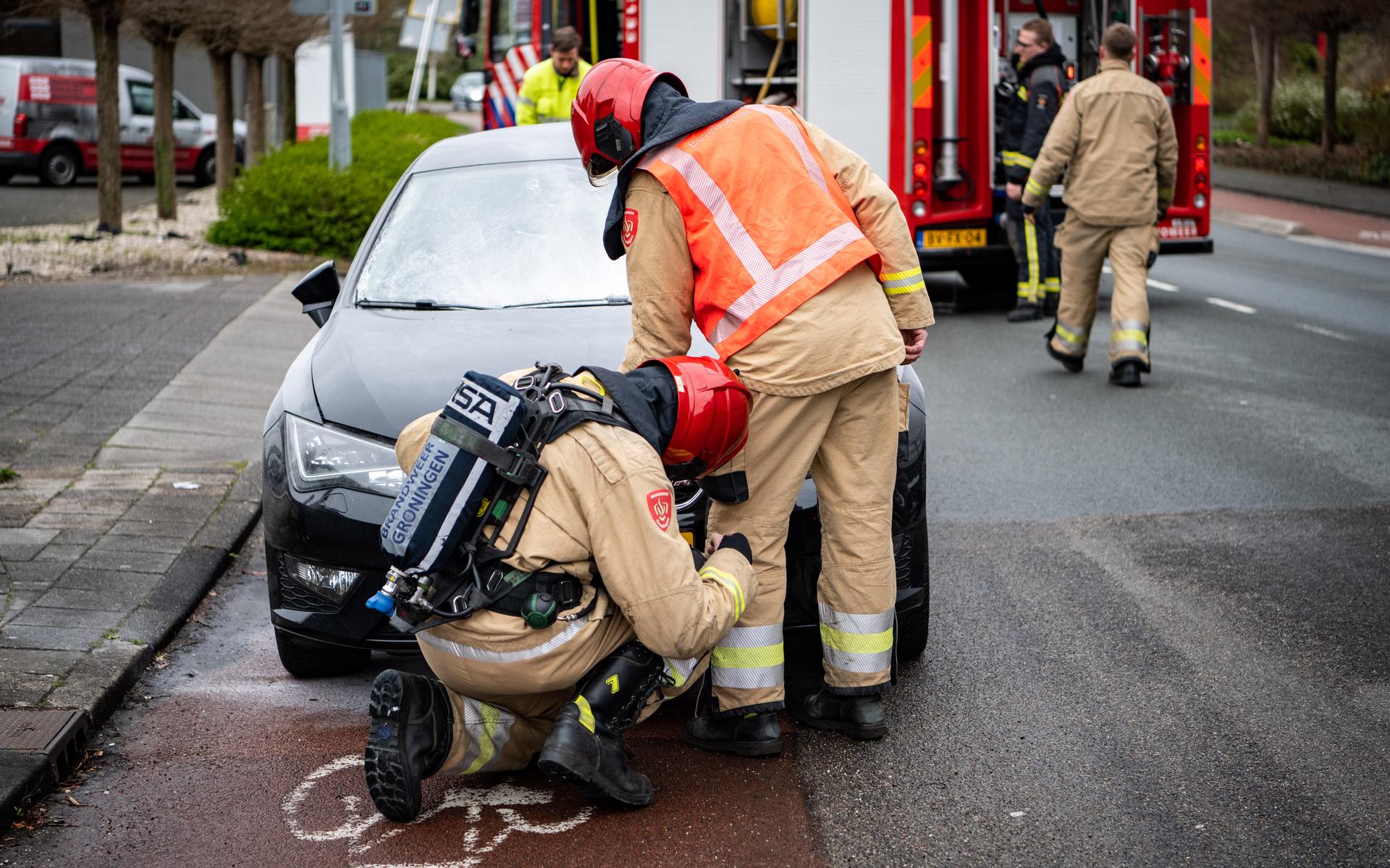 Rijdende auto vat vlam in Hoogezand. Bestuurder dooft vuur - Dagblad van het Noorden