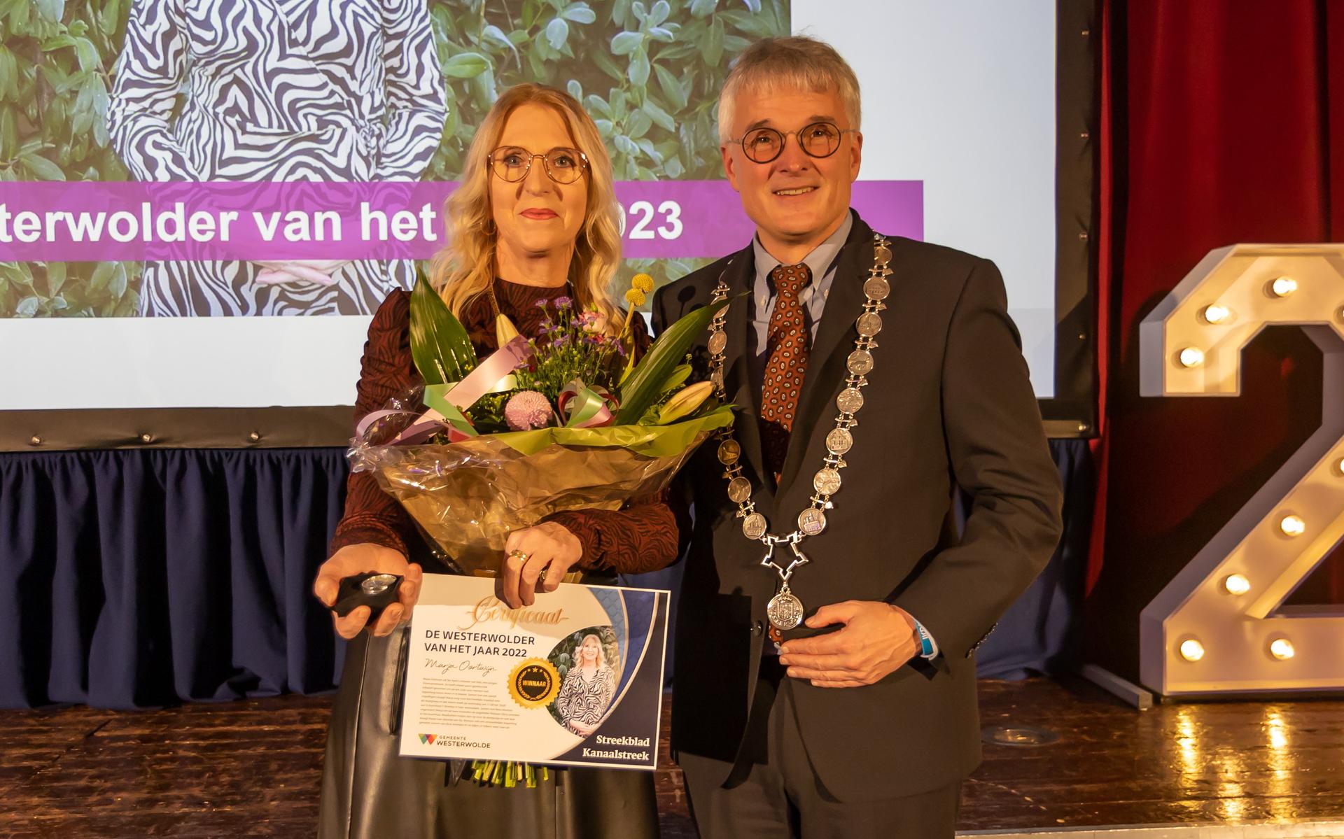 Marja Oortwijn samen met burgemeester Jaap Velema van de gemeente Westerwolde.