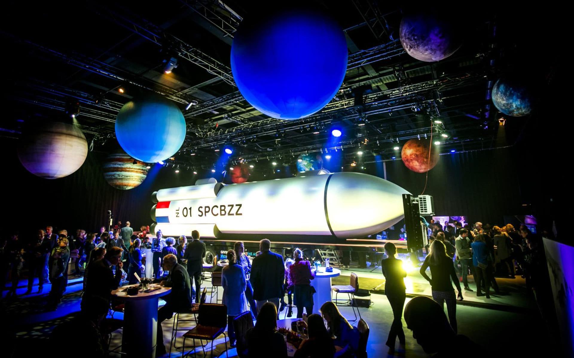 De SpaceBuzz is een ruim vijftien meter lang raketvoertuig voorzien van de nieuwste virtual reality en augmented reality technologieën.