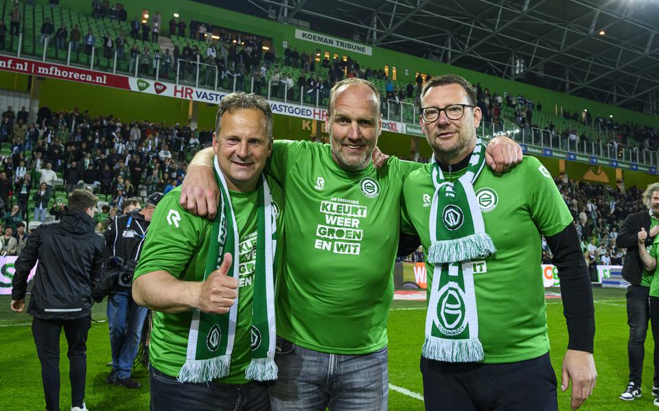 Een dolgelukkige Dick Lukkien met zijn assistenten Casper Goedkoop (links) en Marcel Groninger.