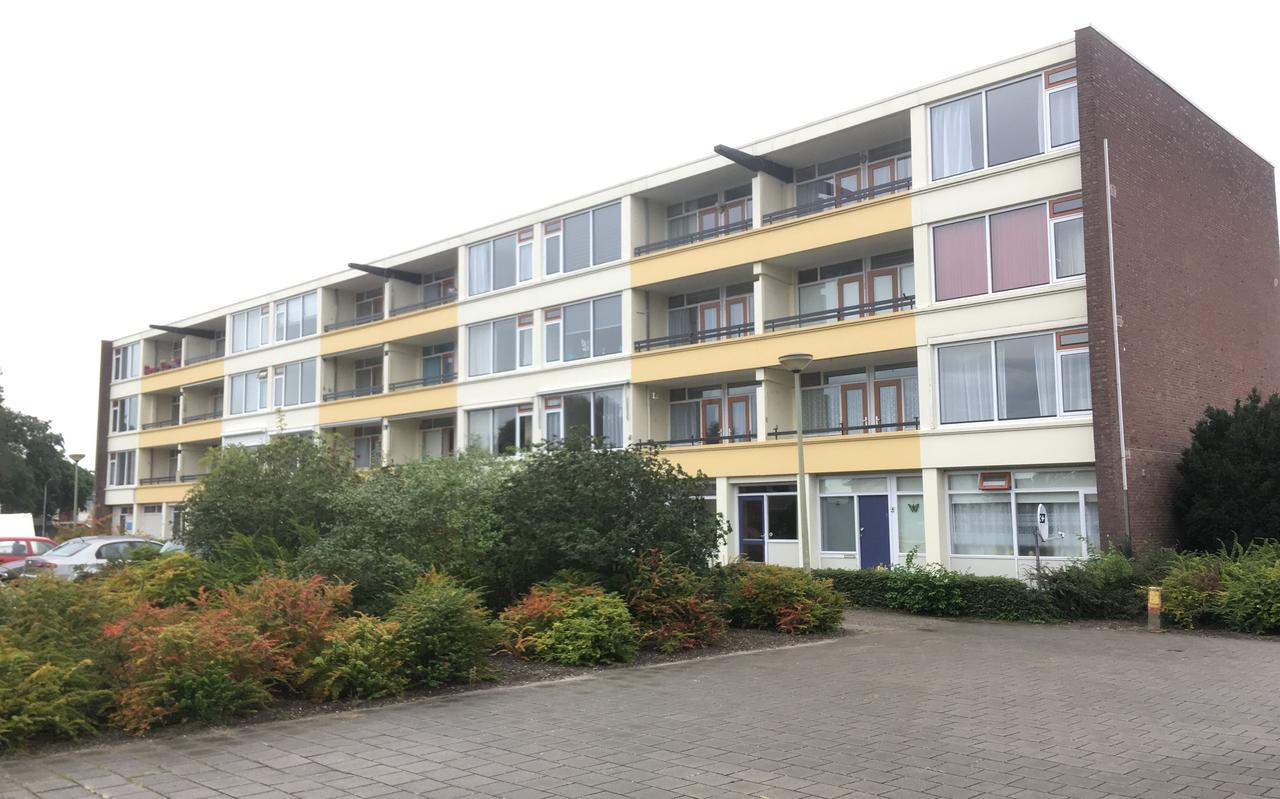Een van de twee te slopen flats aan de Meridiaan in Klazienaveen. In deze flat woont nog slechts een enkeling.