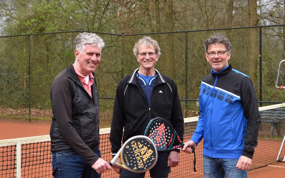 Voor tennisvereniging LTC Zweeloo lijkt vrijwel niets de aanleg van twee padelbanen nog in de weg te staan. Patrick Bobbe, Ruud de Kok en Johan Reinhoud (van links naar rechts) moeten het proces de komende maanden verder begeleiden.