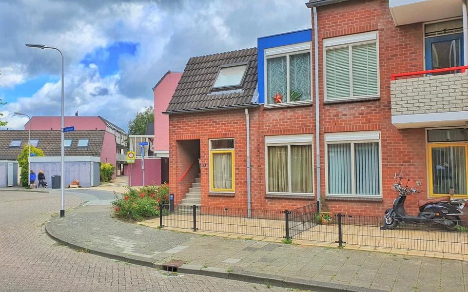 De kerstversiering staat nog altijd voor het raam. Foto: DVHN