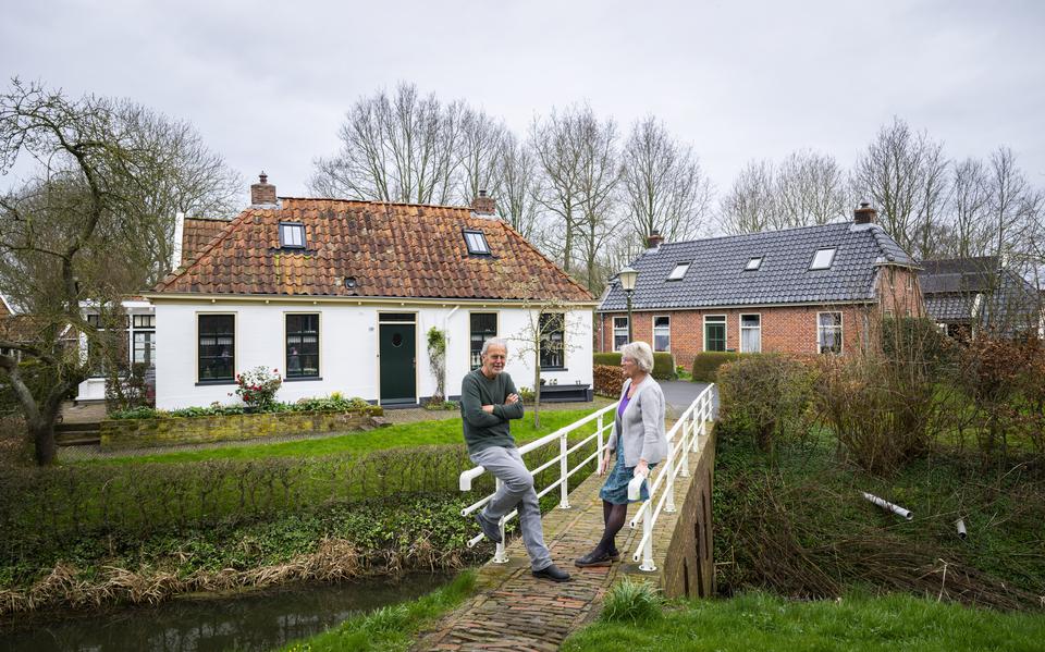 Harry en Hilda Olinga voor hun huis (rechts) in Losdorp zijn ontevreden over de nieuwe WOZ-aanslag. 