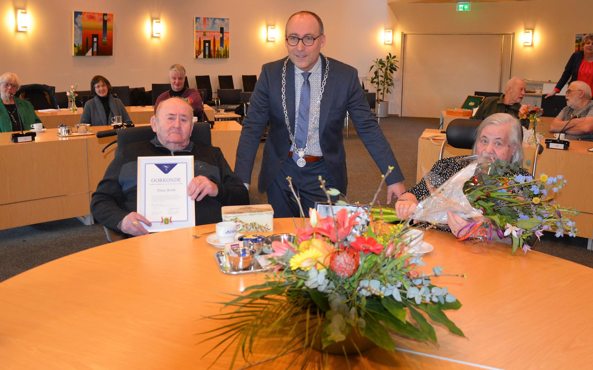 Burgemeester Hiemstra heeft de oorkonde uitgereikt aan Tinus Brink.