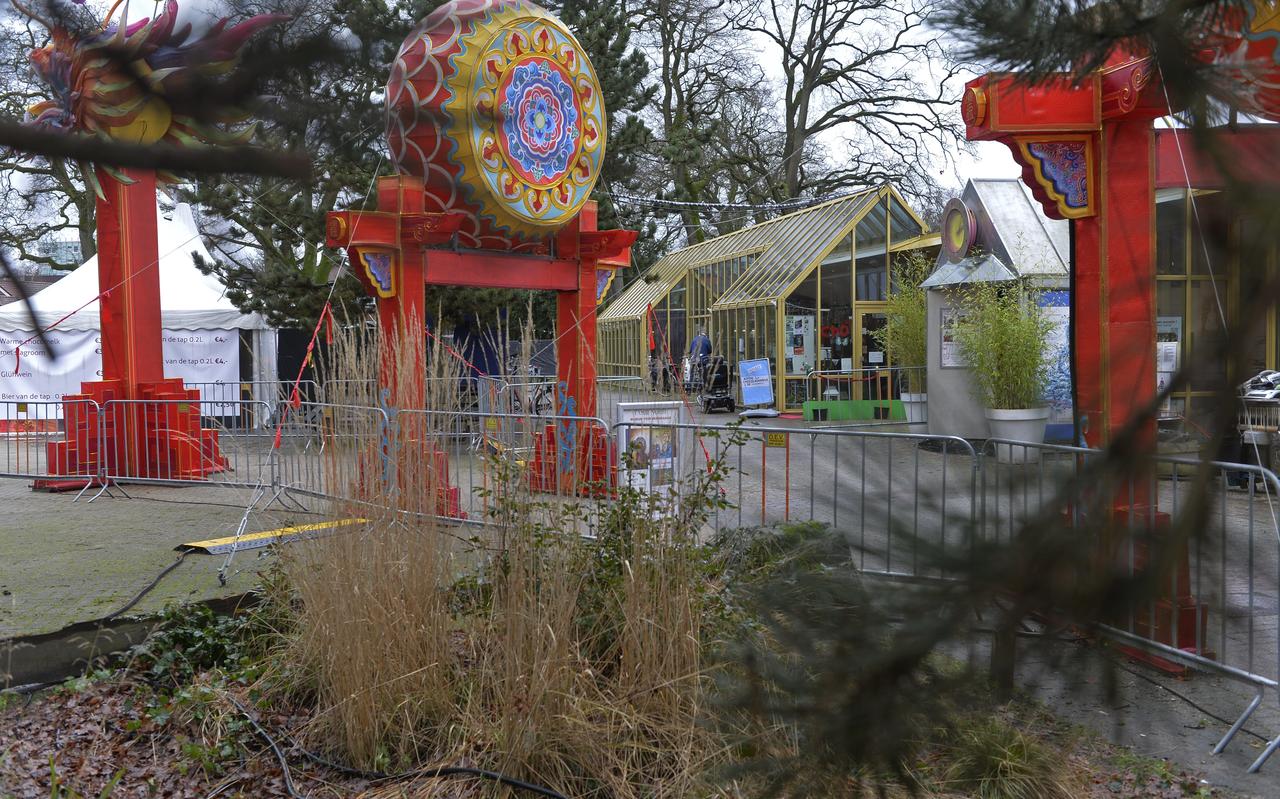 Ondernemers in het Rensenpark hebben naar eigen zeggen last van China Lights. Onder meer de ontsierende hekken zijn hen een doorn in het oog. Hier een doorkijkje naar Cho 50+. Ondernemers in het Rensenpark hebben naar eigen zeggen last van China Lights. Onder meer de ontsierende hekken zijn hen een doorn in het oog. Hier een doorkijkje naar Cho 50+.