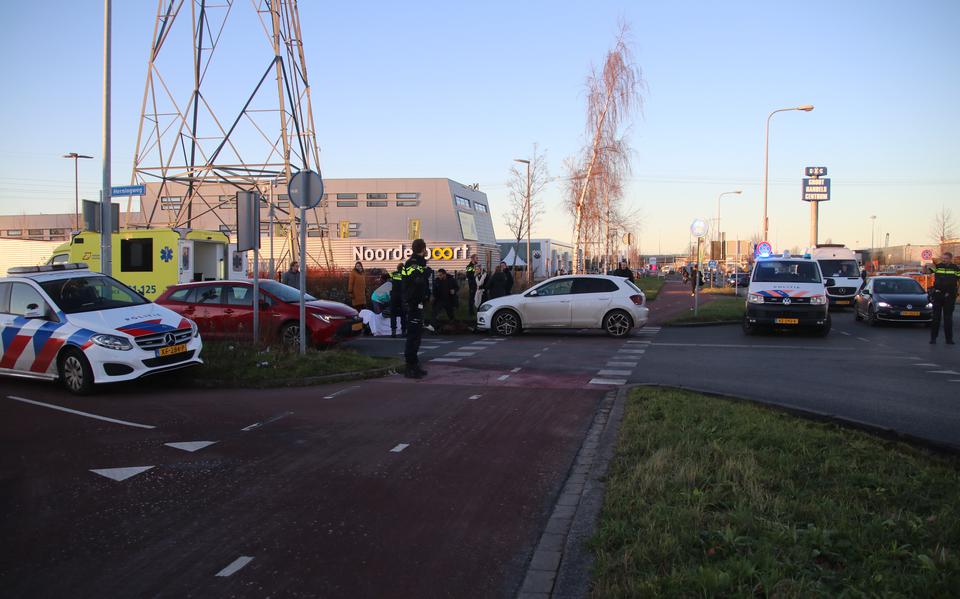 Fietser komt hard ten val door aanrijding in Groningen.