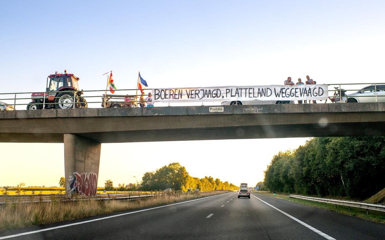 Demonstreren op viaduct Postdijk over de A7 bij Marum, afgelopen zomer.