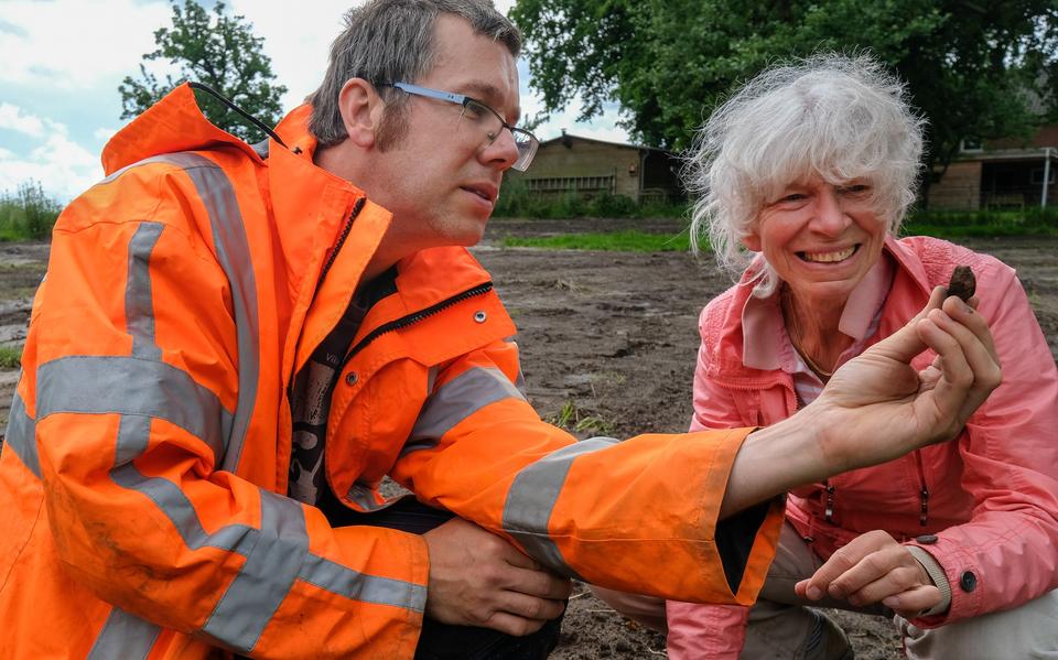 Archeoloog Stijn Arnoldussen en Annemiek Bos op het terrein van het oude klooster Yesse. 