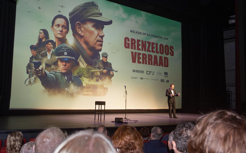 Verslaggever Serge Vinkenvleugel van RTV Drenthe presenteert de première van Grenzeloos Verraad.