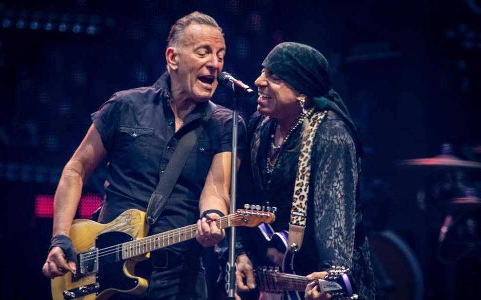 Bruce Springsteen (links) en Steven van Zandt tijdens het concert op donderdag 25 mei 2023 in de Johan Cruijff Arena in Amsterdam.