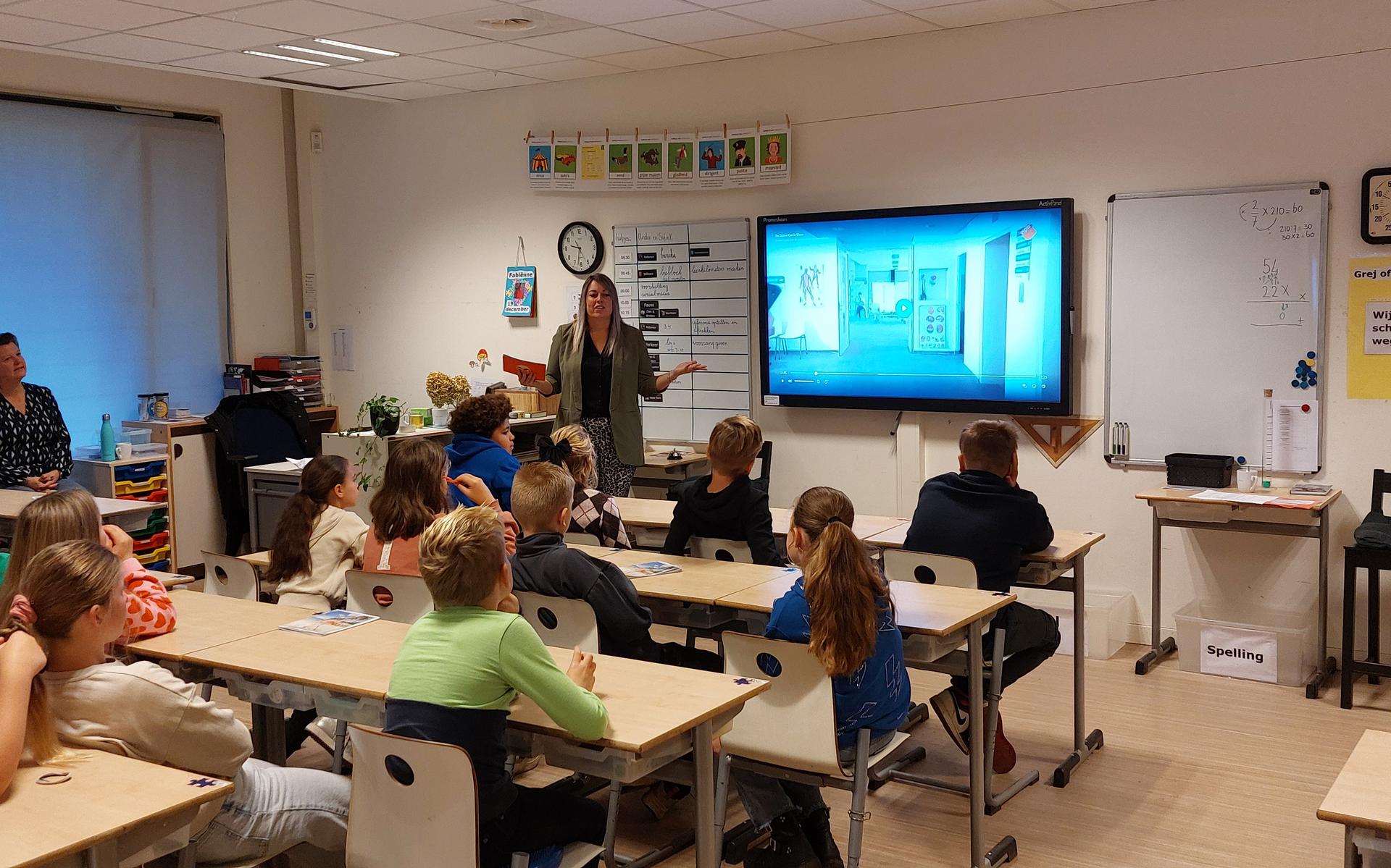 Leerlingen van IKC de Lindelaar in Westerbork luisteren aandachtig.