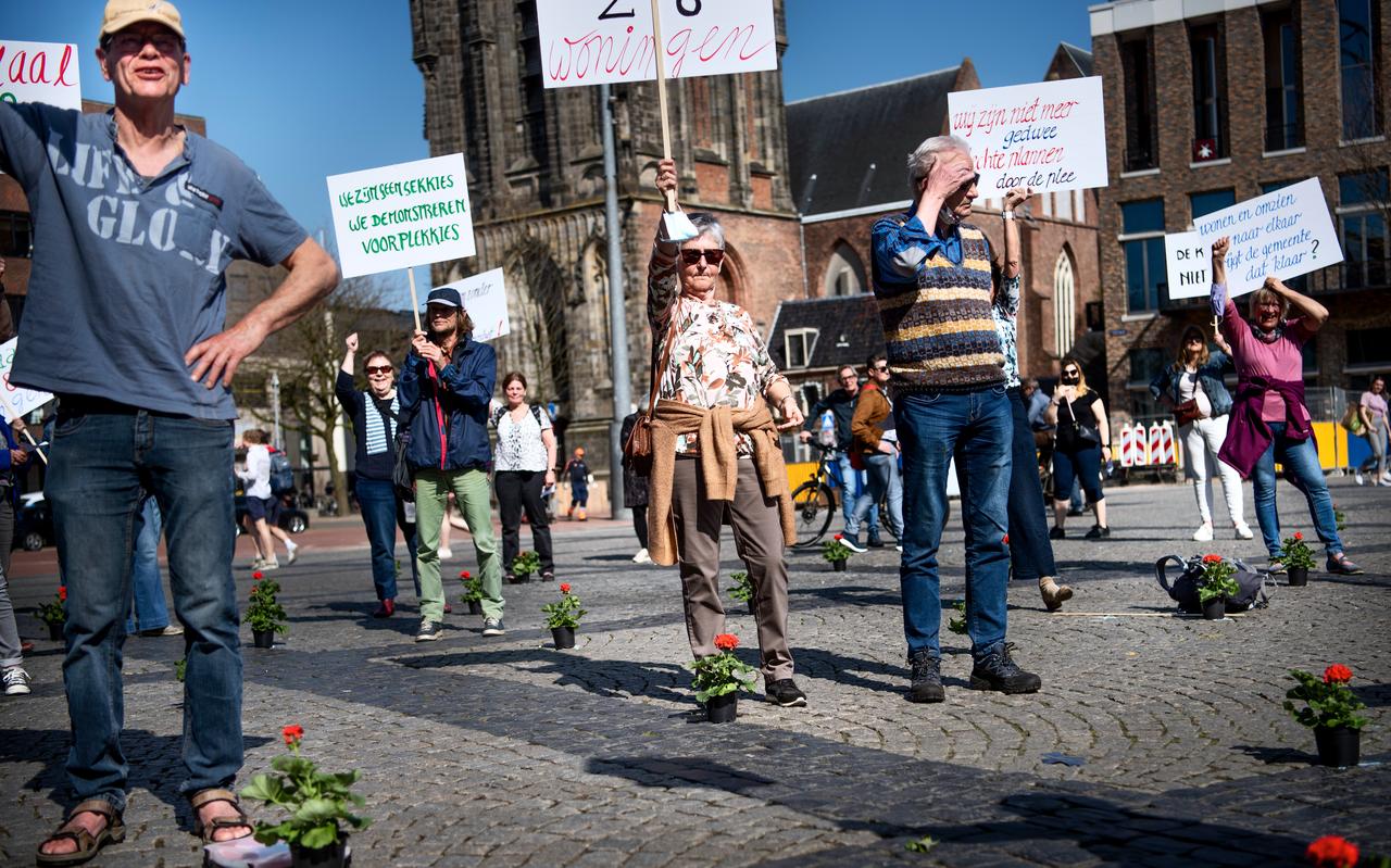 Vorig jaar maart demonstreerden Groningse ouderen nog massaal op de Grote Markt om eindelijk vaart te maken met 'hun' hofjes. Tevergeefs: de gemeente weigert te praten met de landelijke Knarrenhof-organisatie. Vorig jaar maart demonstreerden Groningse ouderen nog massaal op de Grote Markt om eindelijk vaart te maken met 'hun' hofjes. Tevergeefs: de gemeente weigert te praten met de landelijke Knarrenhof-organisatie.