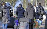 Dagelijks arriveren veel vluchtelingen bij het aanmeldcentrum van de Immigratie- en Naturalisatiedienst in Ter Apel