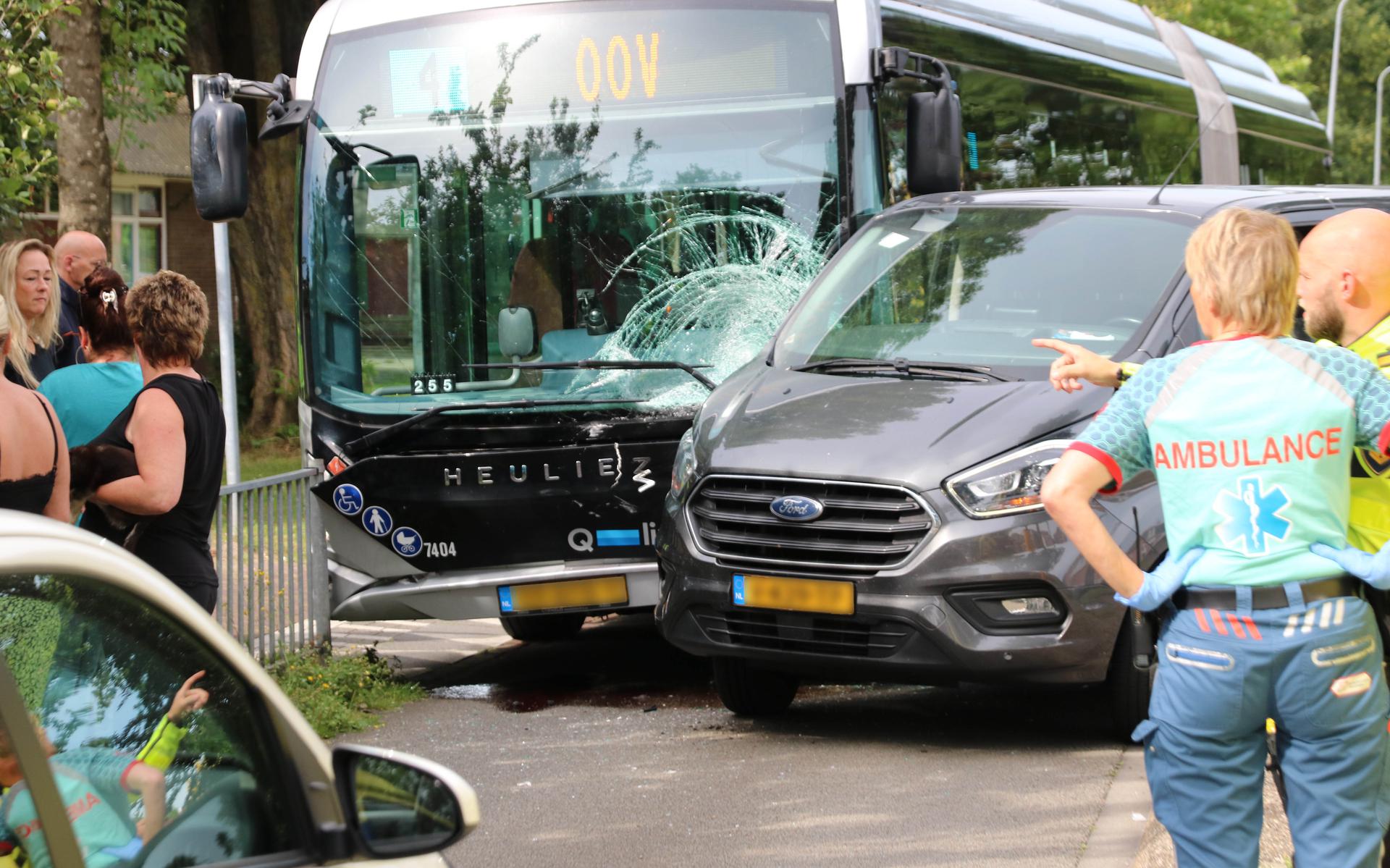 Gewonde Bij Botsing Lijnbus En Bestelbus Bij Woonwagenkamp In Groningen ...