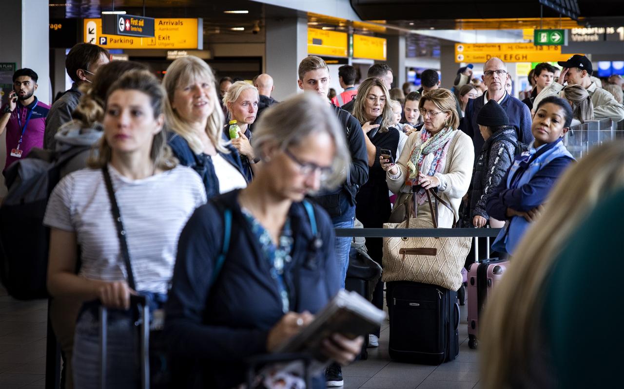 Reizigers op Schiphol. Reizigers op Schiphol.