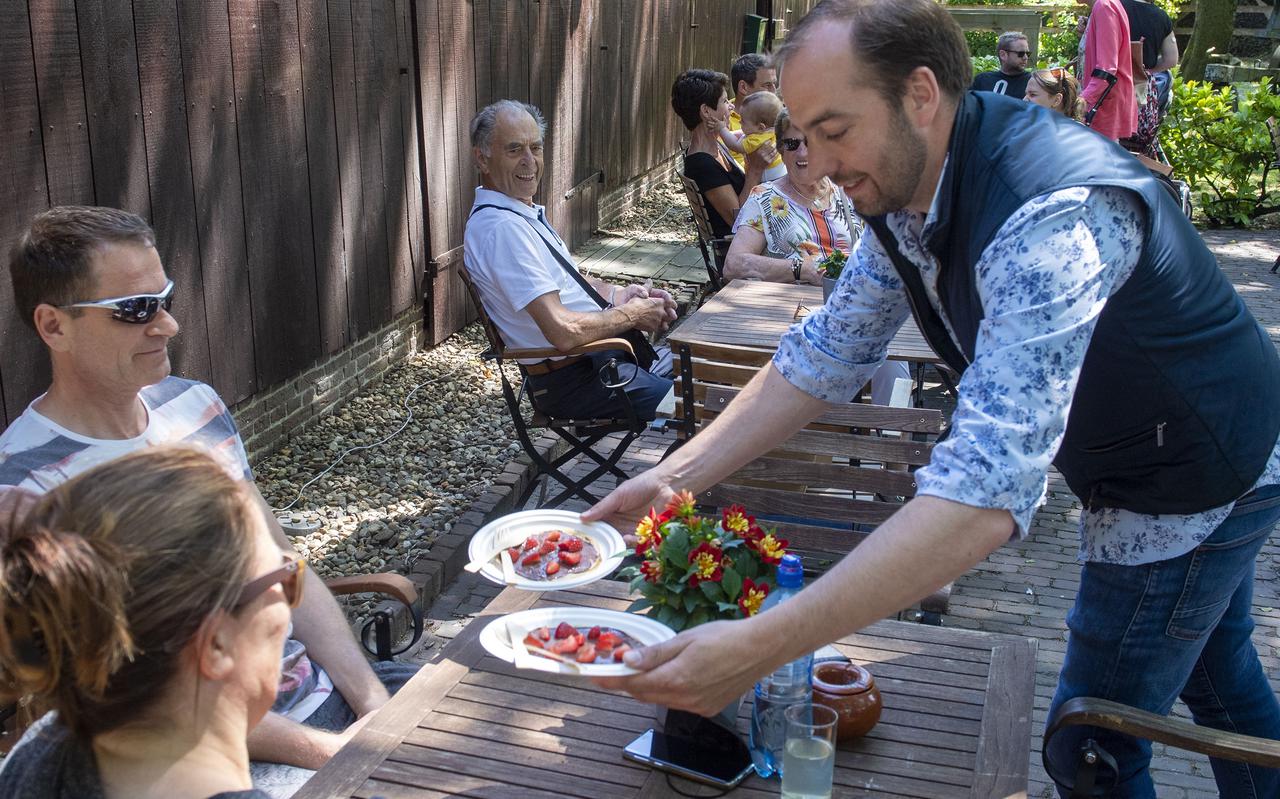 Levi Vandenberg druk met het serveren van de pannenkoeken op een pop-up terras in Orvelte.