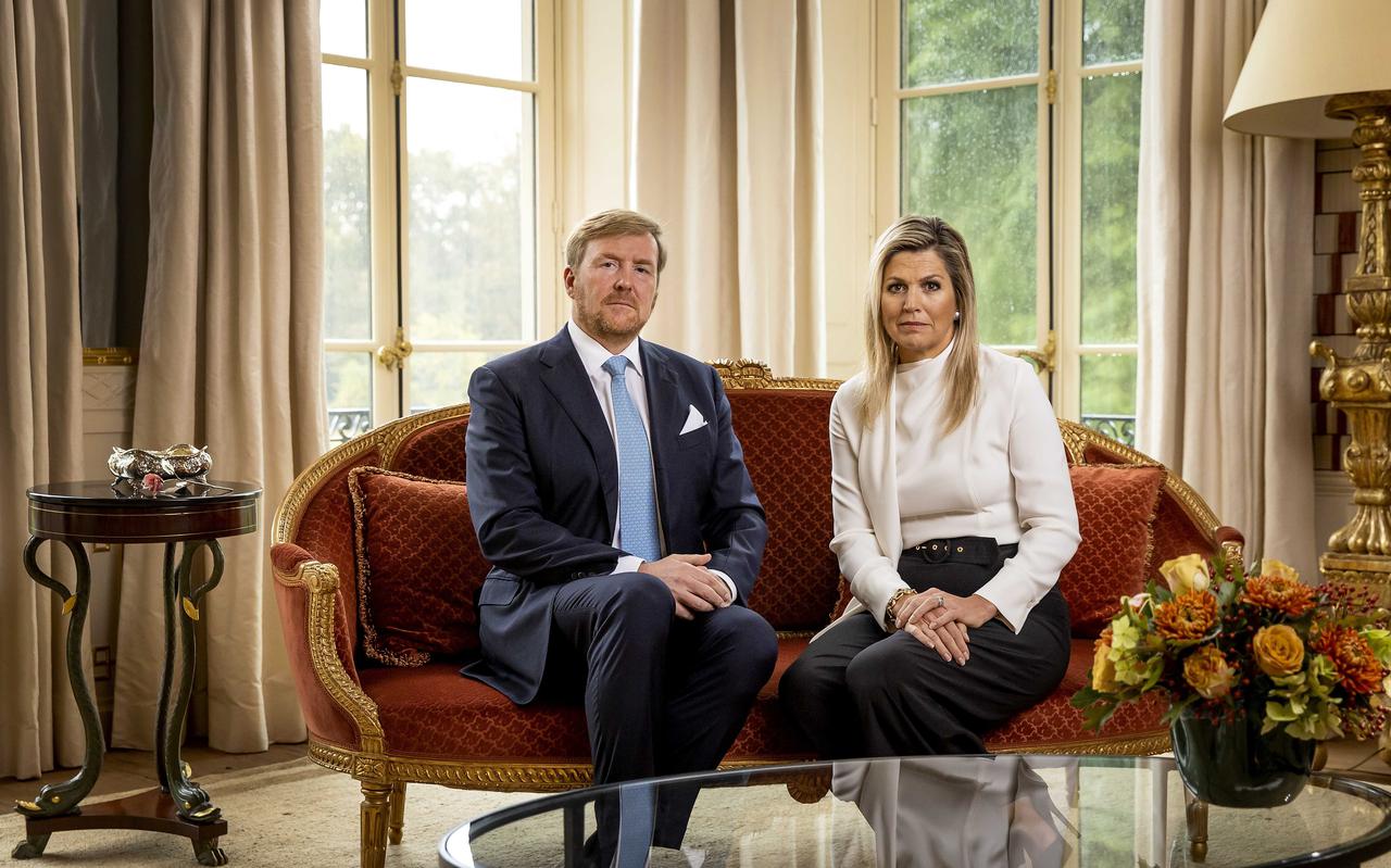 Koning Willem-Alexander en koningin Maxima tijdens het opnemen van een persoonlijke videoboodschap waarin de koning ingaat op het afbreken van de vakantie naar Griekenland.