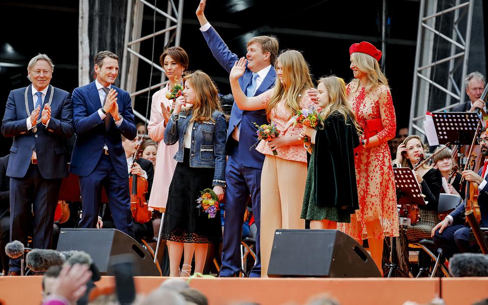 Koning Willem-Alexander, koningin Maxima en prinsessen Amalia, Ariane en Alexia tijdens Koningsdag 2018 in Groningen.