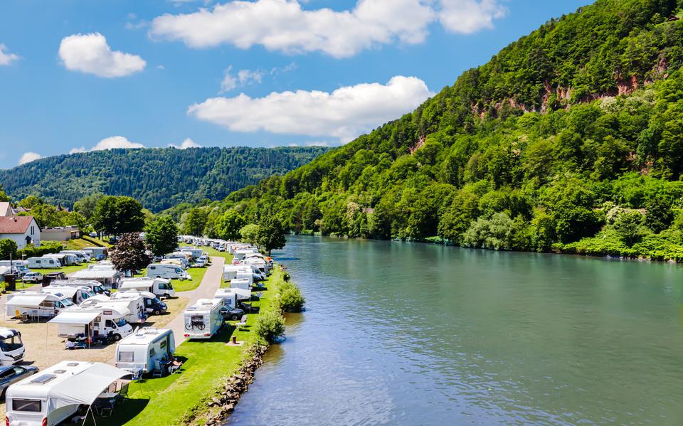 Een kampeerterrein aan de Neckar, een zijrivier van de Rijn in het zuidwesten van Duitsland.