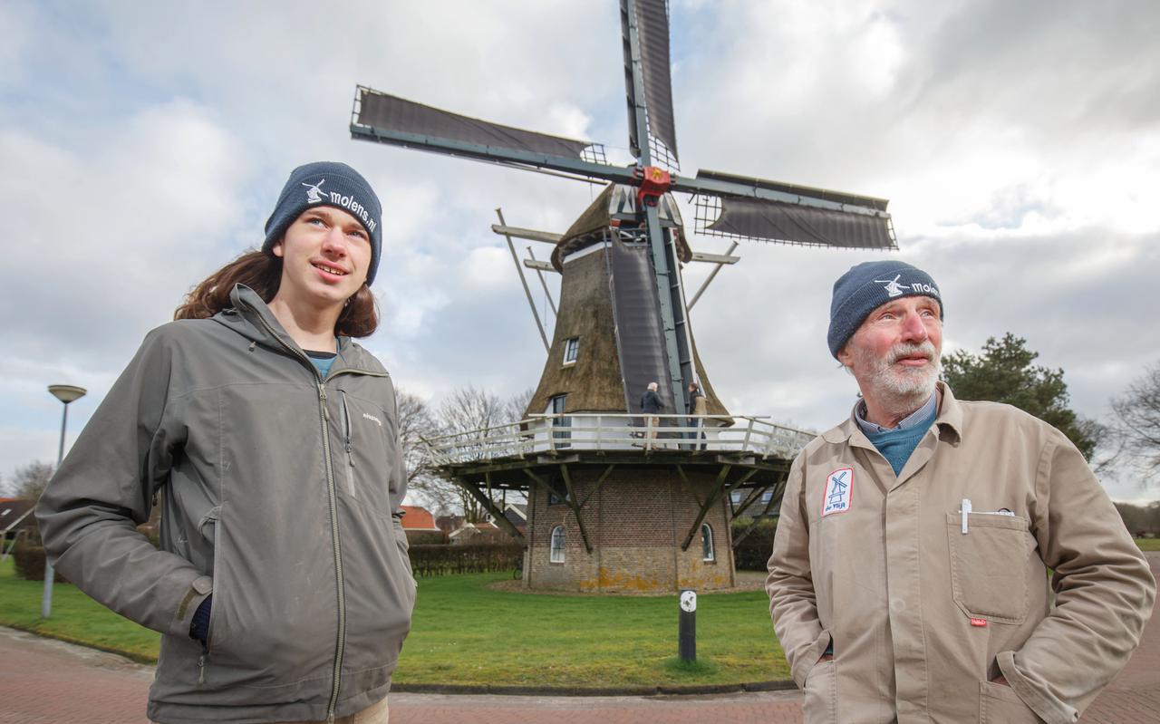 Sander Boom (16) uit Smilde bij molen De Vlijt in Diever met zijn leermeester Meint Noordhoek. 