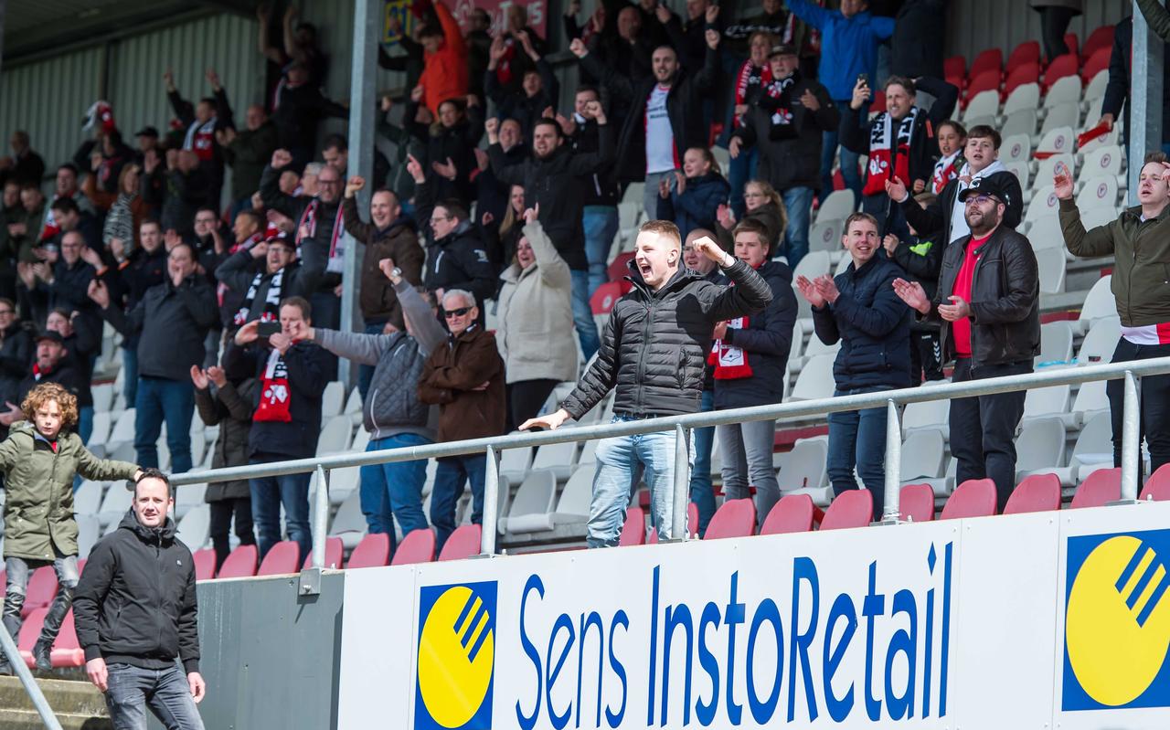 Gejuich op de tribunes als FC Emmen de drie punten binnen heeft. Gejuich op de tribunes als FC Emmen de drie punten binnen heeft.