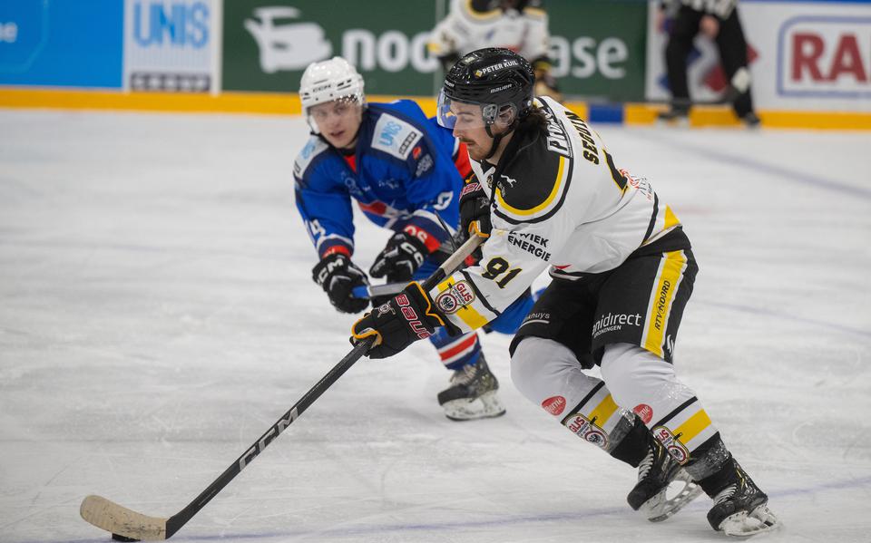 Derek Seguin, in het wit, aan de puck. De Canadese nieuweling scoorde ook tegen Sweetlake Panters, de 3-4, maar kon een nederlaag van GIJS Marne Groninge n niet voorkomen.