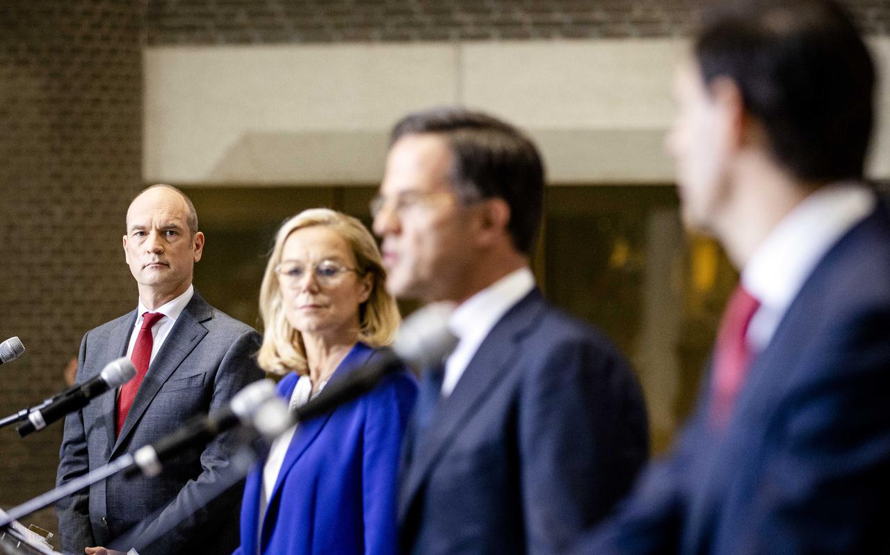 (VLNR) Gert-Jan Segers (ChristenUnie), Sigrid Kaag (D66), Mark Rutte (VVD) en Wopke Hoekstra (CDA) tijdens de persconferentie over het coalitieakkoord van de vier regeringspartijen VVD, D66, CDA en ChristenUnie. 