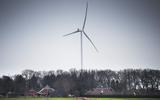Een windturbine van windpark Drentse Monden en Oostermoer aan de Mondenweg tussen Nieuw-Buinen en Eerste Exloërmond .
Het windpark telt 45 windmolens in zes verschillende lijnopstellingen. De ashoogte van de turbines is 145 meter. De tiphoogte wordt iets meer dan 210 meter. 