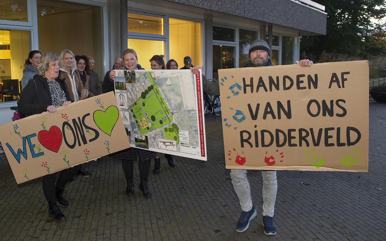 Bewoners probeerden maandag voor het gemeentehuis de raadsleden te overtuigen van hun zaak. Bewoners probeerden maandag voor het gemeentehuis de raadsleden te overtuigen van hun zaak.