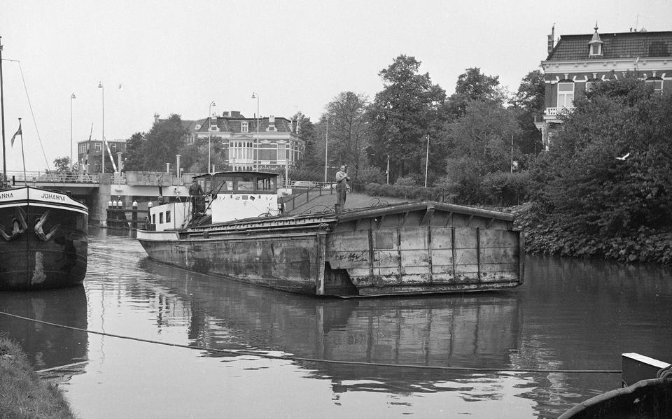Op 19 augustus 1965 vaart de Gisela door het Verbindingskanaal in Groningen. Het grootste deel van het voorschip ontbreekt. 