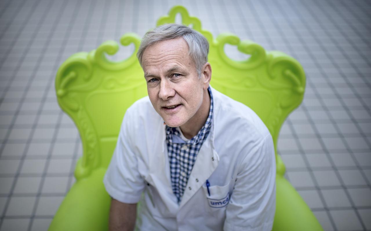 Prof. dr. Eduard Verhagen, kinderarts en hoofd van de kinderafdeling van het Universitair Medisch Centrum Groningen. Prof. dr. Eduard Verhagen, kinderarts en hoofd van de kinderafdeling van het Universitair Medisch Centrum Groningen.