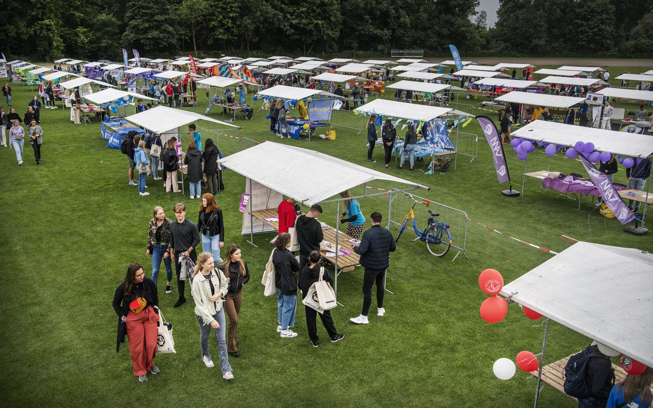 Op de informatiemarkt tijdens KEI-week krijgen de deelnemers aan de introductieperiode voor studenten informatie krijgen over het studentenleven in Groningen. De informatiemarkt is dit jaar op de Drafbaan in het Stadspark.  